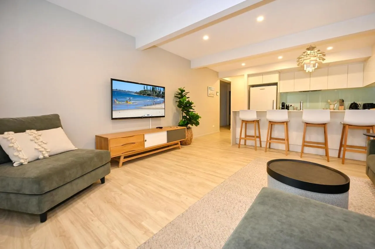 Stylish 2 B/R Apartment - 4 Guests, Garage Zc5 Alexandra Headland
