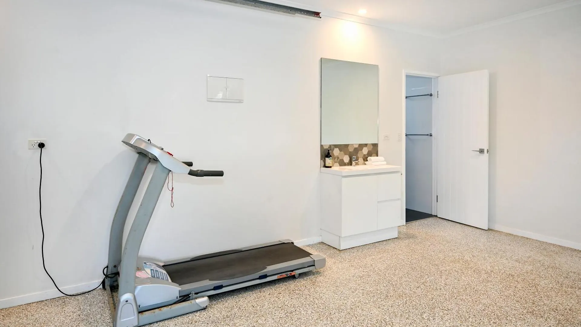 Stylish 2 B/R Apartment - 4 Guests, Garage Zc5 Alexandra Headland 0*,  Australia