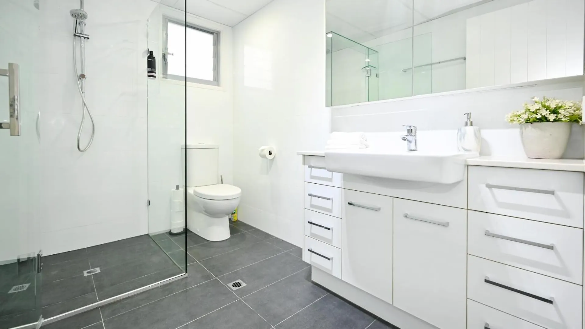 Stylish 2 B/R Apartment - 4 Guests, Garage Zc5 Alexandra Headland Australia
