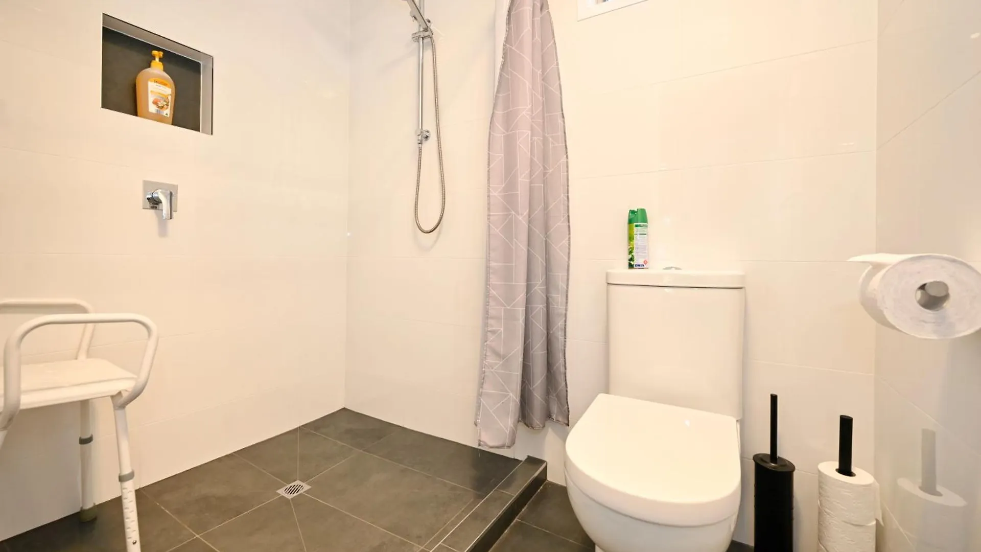 Stylish 2 B/R Apartment - 4 Guests, Garage Zc5 Alexandra Headland