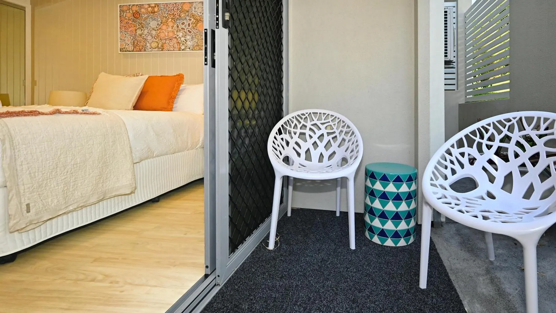 Stylish 2 B/R Apartment - 4 Guests, Garage Zc5 Alexandra Headland