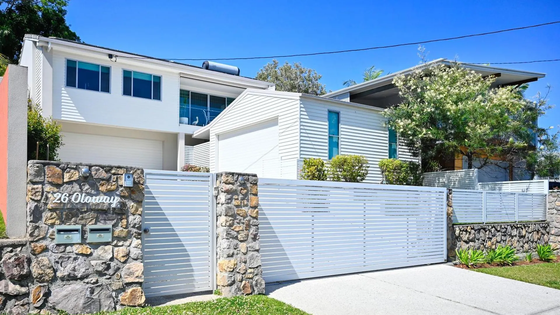 Stylish 2 B/R Apartment - 4 Guests, Garage Zc5 Alexandra Headland